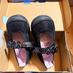 Stride Rite Black Dress Shoes with Floral Accent 6w